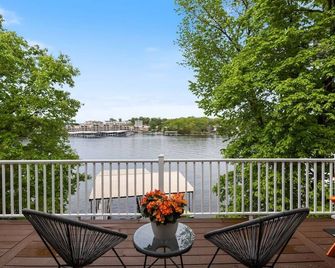 Lakeside Luxe: Cozy Fall & Winter Escape - Roach - Balcón