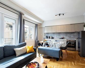 Aris123 by Smart Cozy Suites - Apartments in the heart of Athens - 5 minutes from metro - Available 24hr - Atenas - Sala de estar