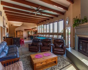 Spacious Urban Retreat W/ Pool Hot Tub & Mountain Views - Albuquerque - Living room