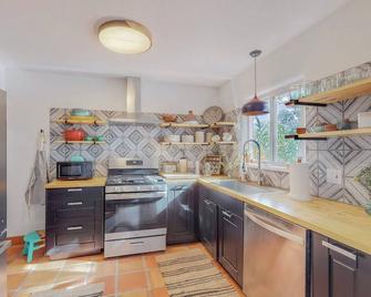 Stylish 2bd/1ba + Office & Yard - Albuquerque - Cuina