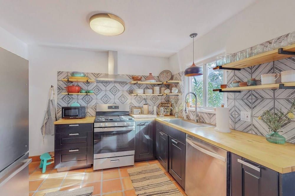Stylish 2bd/1ba + Office & Yard - 앨버커키 - 주방