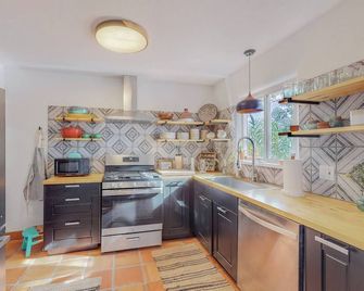 Stylish 2bd/1ba + Office & Yard - Albuquerque - Kök