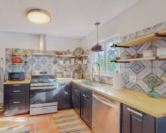 Stylish 2bd/1ba + Office & Yard - 앨버커키 - 주방