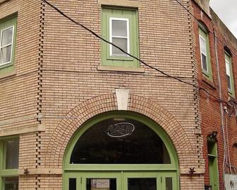 Studio apartments with kitchenettes in the historic Appalachian Town - Hinton - Building