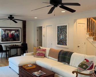 Perfect location in the heart of downtown Lenox - Lenox - Sala de estar