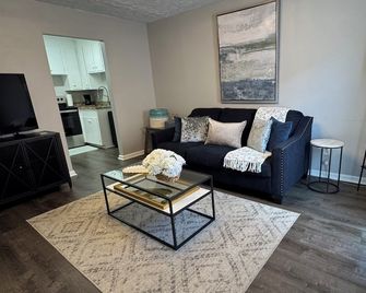 Across From Campus! Magnolia Linenco #7 Downtown Au - Auburn - Wohnzimmer