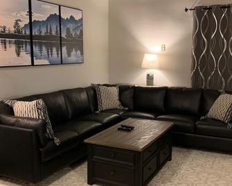 Serene Mountain Retreat - Plymouth - Living room