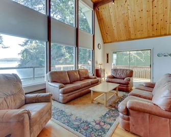 Lopez Island Hunter Bay Waterfront Home - Lopez Island - Living room