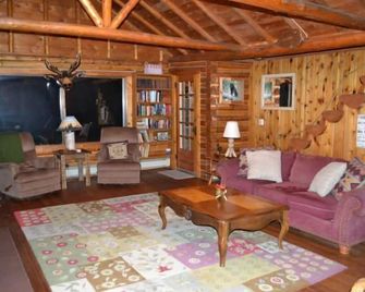 Updated Log Cabin on Pickerel Lake - Petoskey - Living room