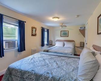 The Yellow 2 Bedroom Cottage @Twin Hills Cottages - Ellsworth - Bedroom