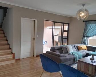 Sunrise Mountain Views - Krugersdorp - Living room