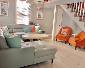 Resort perks, cottage privacy, boat slip access - Steinhatchee - Sala de estar
