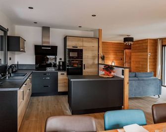 Enchanting Lodge: Private Hot Tub, Golf Access, Pool, Spa & More - Le Chambon-sur-Lignon - Cuisine