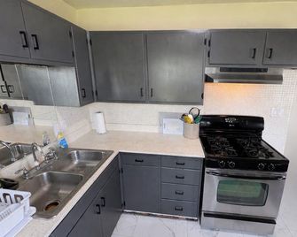 Sleeps 10, 5 Min to World Cup Stadium, 10 Min to Downtown - Kansas City - Cocina