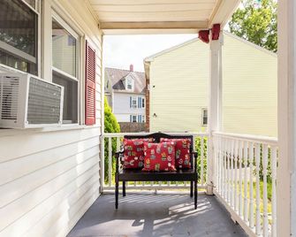 Cheney Bros Hill Top Mansion - Hartford - Balkon