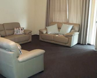 Modern, Luxury Apartment With Dstv, Pool And 24 Security - Johannesburg - Living room