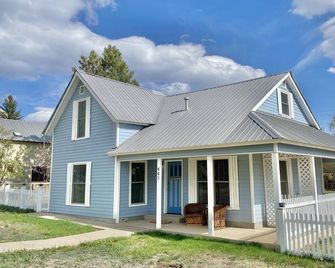 Downtown Oak St Farmhouse near Mesa Verde/Durango - Work and Wander! - Mancos - Edificio