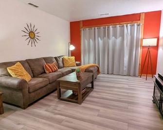 Dog-Friendly Cowboy Ranch Minutes to Prescott - Prescott Valley - Wohnzimmer