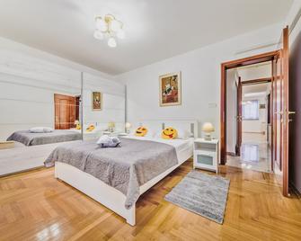Central Apartment Smiley - Free Parking - Zagreb - Bedroom