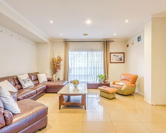 Stayau Family Home Comfort In Caroline Springs - Caroline Springs - Living room