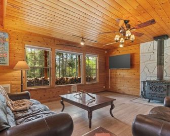 Sledders Paradise: 35 minutes to Jackson Hole, Sleeps 12, Hot Tub, Grill & Chill - Alpine - Living room