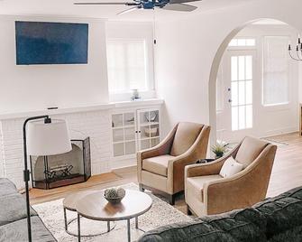 Newly remodeled 1930's cottage! Close to everything in the heart of Natchitoches - Natchitoches - Living room