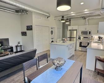 Summer Suite - Pet Friendly - Brandon - Dining room