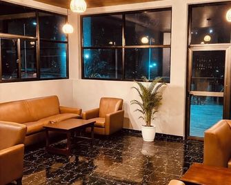 Tris Estates Hotel & Suites - Monrovia - Lounge