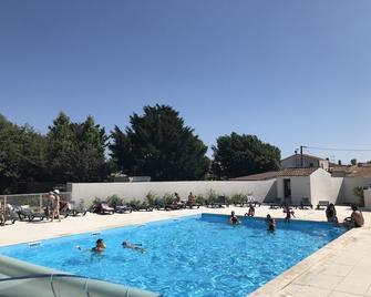 Camping Fleur d'Oléron - Saint-Pierre-d'Oléron - Alberca