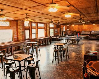 Cibolo Creek Haven: Family Glamping in a Waterfront Cabin Oasis - Cibolo - Bar