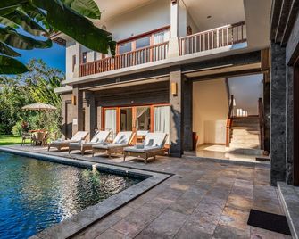Desa Swan Villas & Spa, Keramas - Gianyar - Piscina