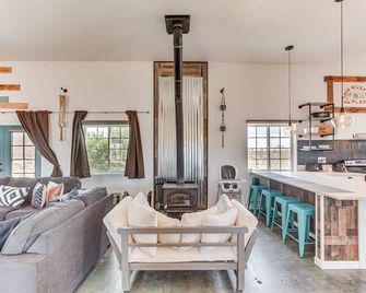 Quiet Oasis with Hot Tub 21 Mi to Joshua Tree! - Landers - Living room