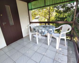 Studio with garden furniture near Lake Balaton - Balatonfenyves - Balcón