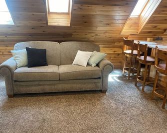 Luxury Bear Loft - Fairborn - Living room