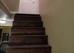 Secluded, yet close to major routes in Langhorne, Bucks County. - Langhorne - Stairs