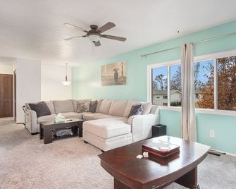 Quiet Parkside Home with Gym & Dedicated Office. Central Location. - Omaha - Sala de estar