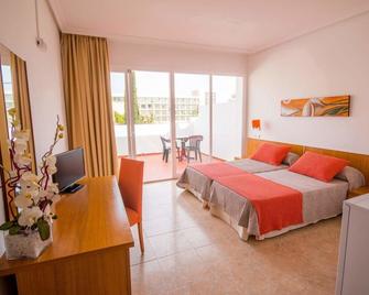 Hostal Los Pinos - Santa Eulària des Riu - Camera da letto