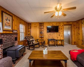 Stay at the Historic Wyoming Hereford Ranch Minutes from Downtown Cheyenne - Cheyenne - Living room