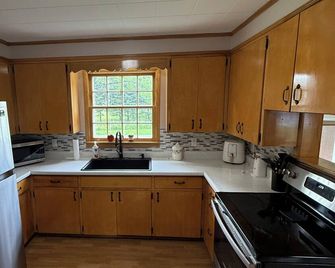 Charming 3-bedroom house in lovely Presque Isle with WiFi, AC - Presque Isle - Cocina