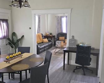 super cozy 4-bedroom house in Lorain newly remodeled close to lake. - Lorain - Comedor