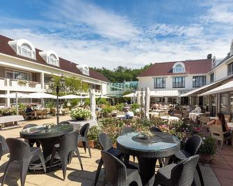 A Welcoming Escape with On-site Restaurant, Free Parking, and Quiet Comfort - Zeist - Terasa