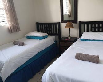 Uvongo Lucian Blue Flag Beach Apartment - Margate - Bedroom