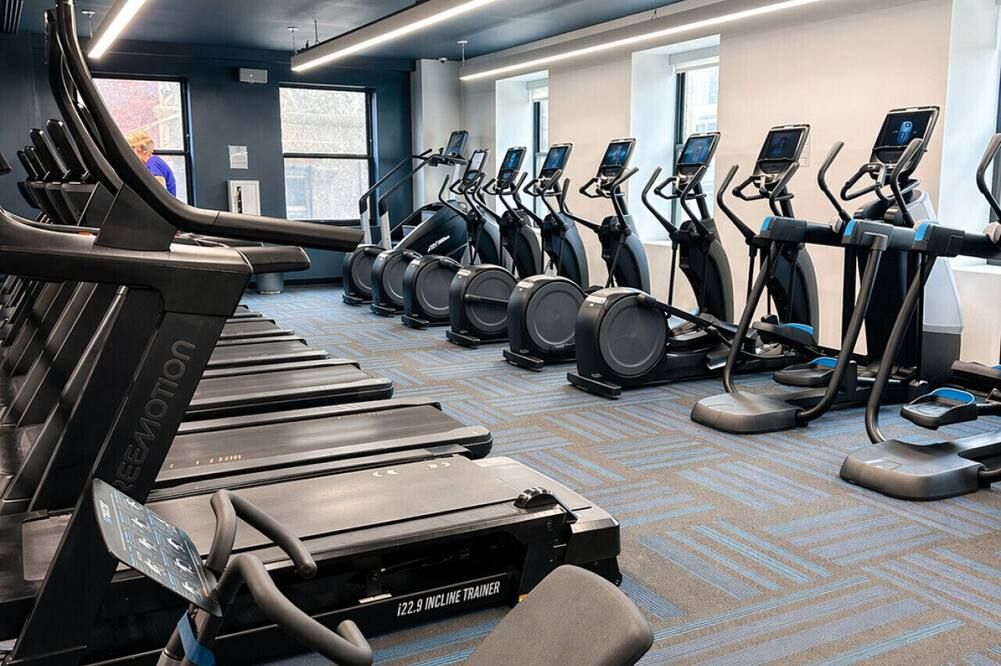 Luxury Downtown Apt with Parking, Gym, and Lap Pool - มิลวอกี - ยิม