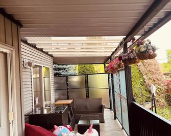 Private Bedroom Rm C /Shared bathroom . - Surrey - Balcony