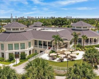 Cutting-edge & Cozy 4 Bed 2 Bath North Palm Beach - North Palm Beach - Building