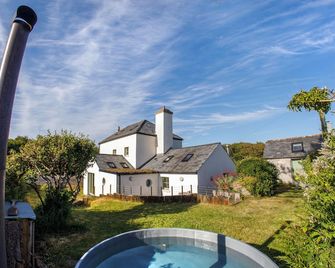 Bangeston Farmhouse with Hot Tub, Log Fire, Beach Walks and Coast Path - Pembroke - Bâtiment