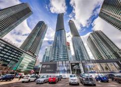 Comfort Opulence Suites Superior 3 Bedroom Suite 48th Floor With Lake View - Toronto - Building