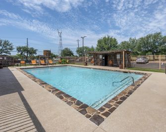 Best Western Plus Fredericksburg - פרדריקסברג - בריכה