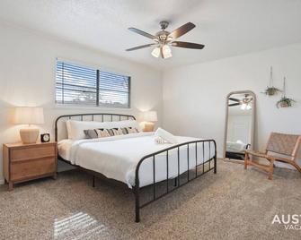 Airy King Bedroom and Comfortable Living Space by UT - Austin - Schlafzimmer