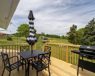 Quaint 3/2 farmhouse in a quiet rural setting. - Strawberry Plains - Balcony